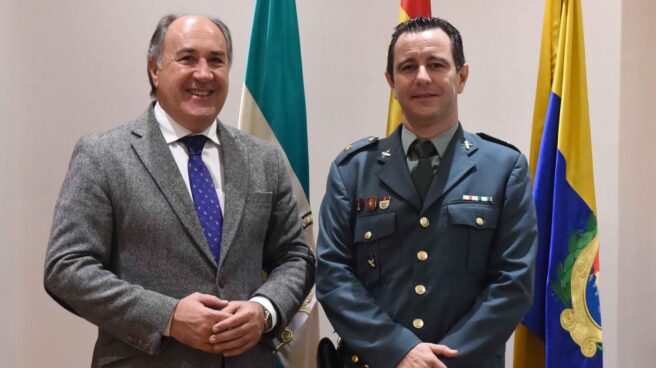 El alcalde de Algeciras, José Ignacio Landaluce Calleja, junto al entonces comandante JJuan Carlos Lafuente Quiñónes de la Guardia Civil, en 2016.