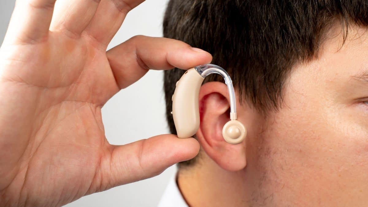 Llevar audífonos reduce el riesgo de muerte en casi un 25% en las personas con problemas de audición