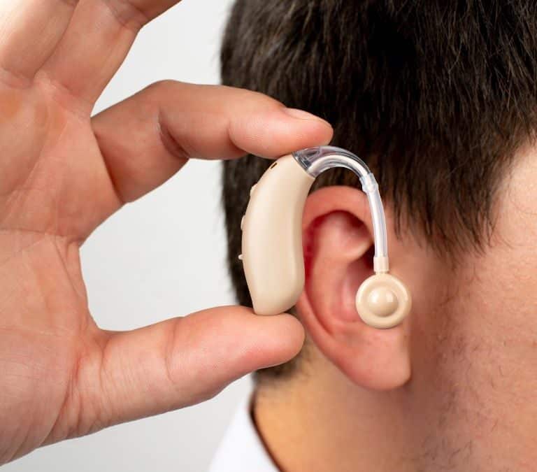 Llevar audífonos reduce el riesgo de muerte en casi un 25% en las personas con problemas de audición