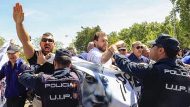 Tensión entre falangistas y Policía en la llegada de los restos de Primo de Rivera al cementerio de San Isidro