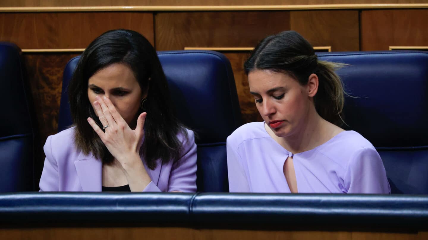 MADRID, 20/04/2023.- La ministra de Derechos Sociales Ione Belarra (i) y su compañera de partido y ministra de Igualdad, Irene Montero (d), durante el pleno celebrado este jueves en el Congreso. EFE/Zipi Aragón
