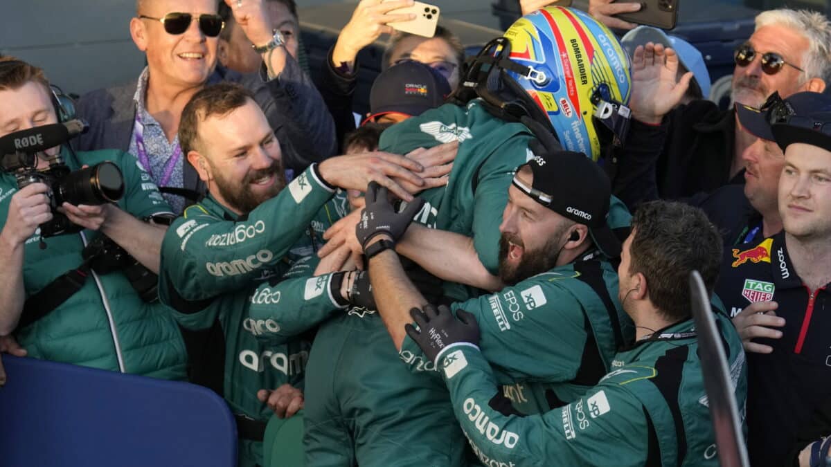 Fernando Alonso celebra el podio en el GP de Australia.