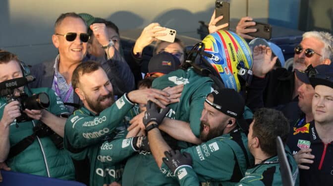 Alonso vuelve al podio pese a la embestida de Sainz en una loca carrera en Australia