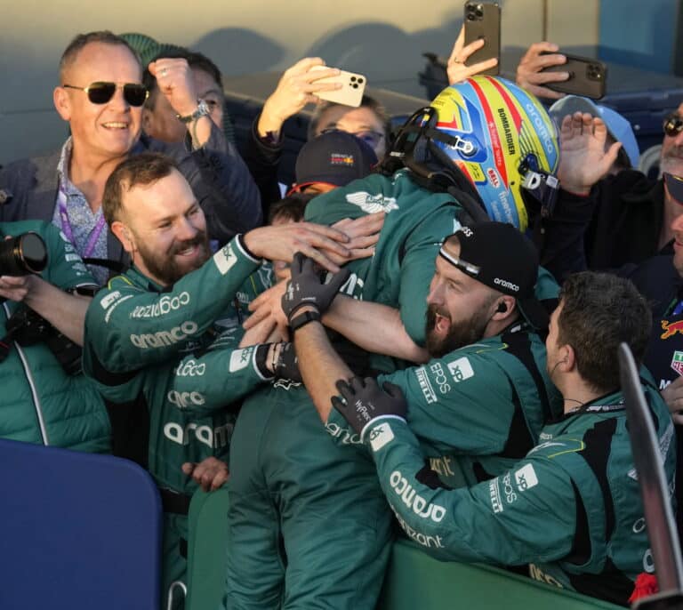 Alonso vuelve al podio pese a la embestida de Sainz en una loca carrera en Australia