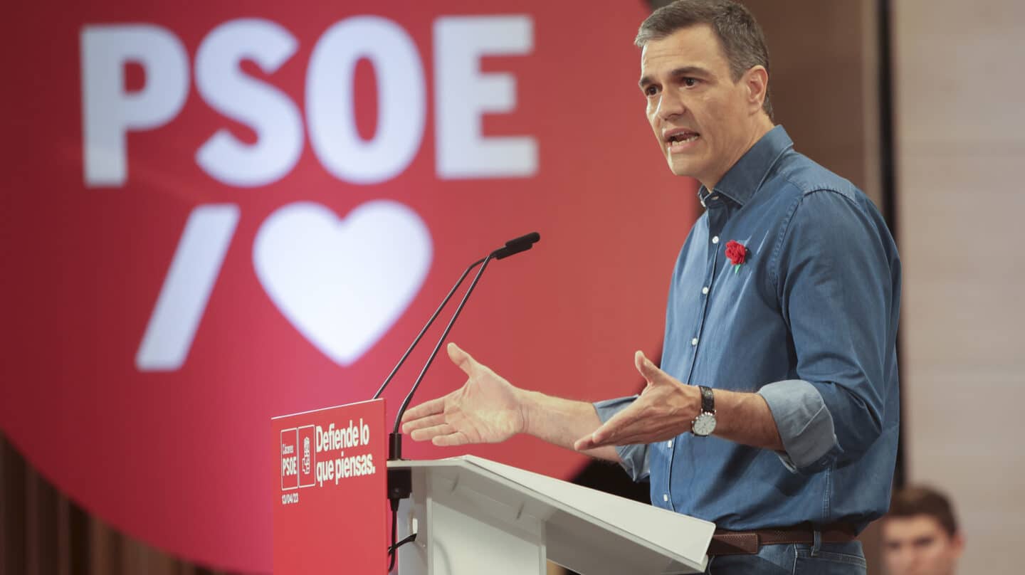 CÁCERES, 13/04/2023.-El secretario general del PSOE y presidente del gobierno, Pedro Sánchez, durante su intervención en un acto del PSOE en Cáceres este jueves. EFE/ Jero Morales