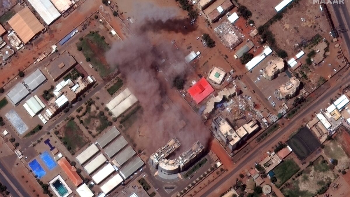 Una imagen satelital proporcionada por Maxar Technologies muestra un edificio en llamas cerca del extremo sur del Aeropuerto Internacional de Jartum, en Jartum, Sudán
