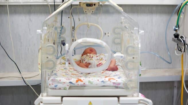 Bebé en una incubadora en el hospital