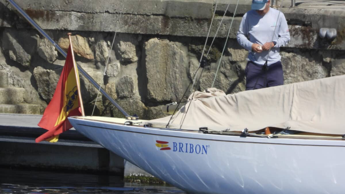 Un tripulante pone a punto el 'Bribón' antes de la llegada a Sanxenxo de Juan Carlos I.