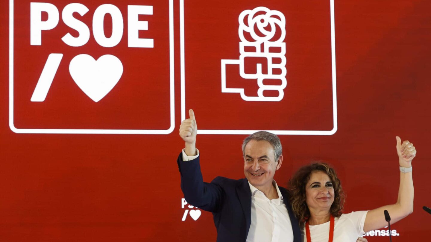 VALENCIA, 15/04/2023.- La vicesecretaria general del PSOE y ministra de Hacienda, María Jesús Montero, y el expresidente del Gobierno José Luis Rodríguez Zapatero durante su intervención en la apertura de la Convención Municipal del PSOE celebrada este fin de semana en Valencia. EFE/Kai Försterling