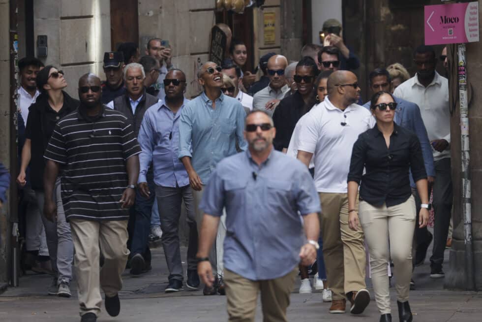 El expresidente norteamericano Barack Obama y su mujer Michelle, salen del MOCO Museum de Barcelona