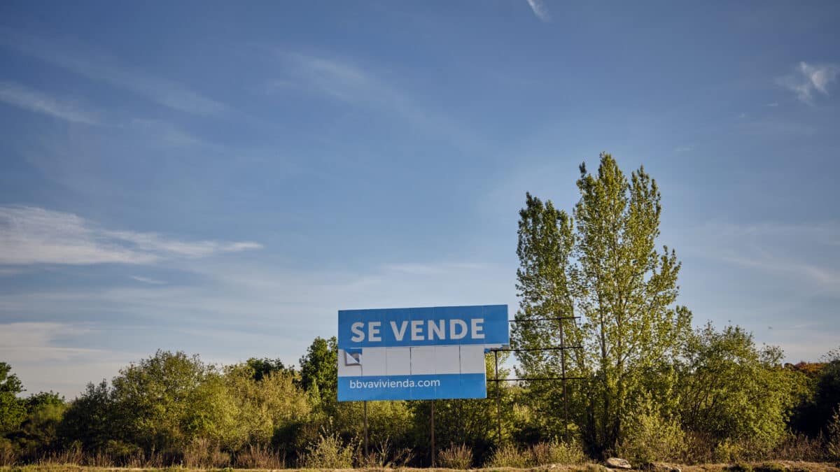 Un cartel de 'Se Vende' de una inmobiliaria, a 18 de abril de 2023