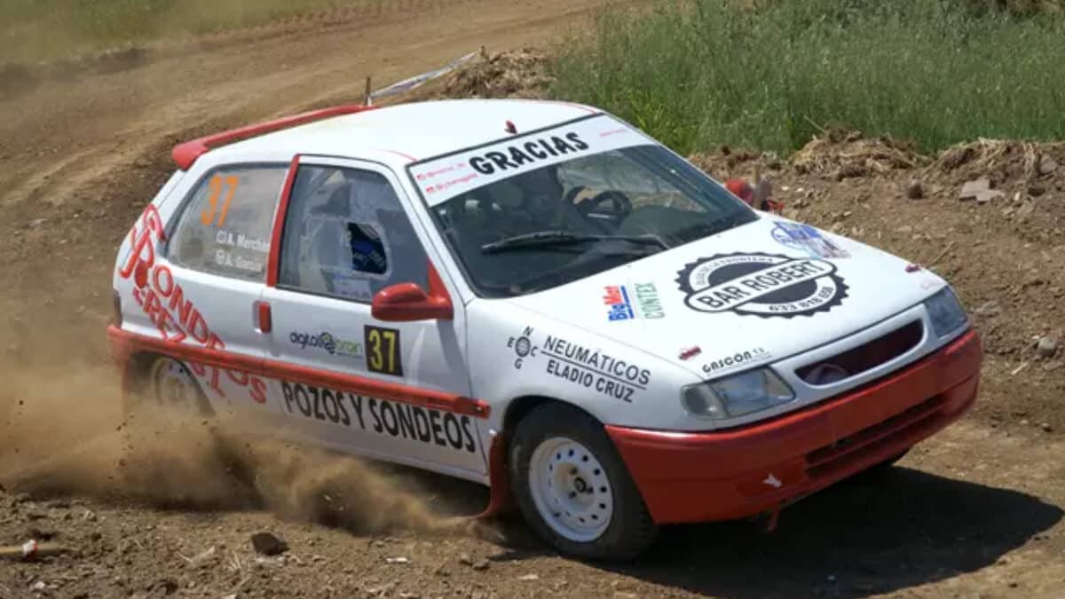 Muere un piloto de rally al precipitarse por un barranco de 50 metros en Ávila