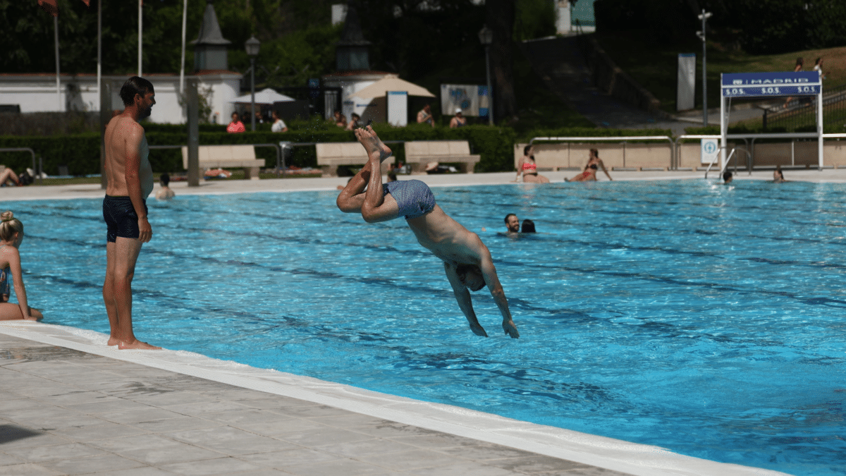 Un hombre se tira de cabeza en una piscina pública municipal de Madrid