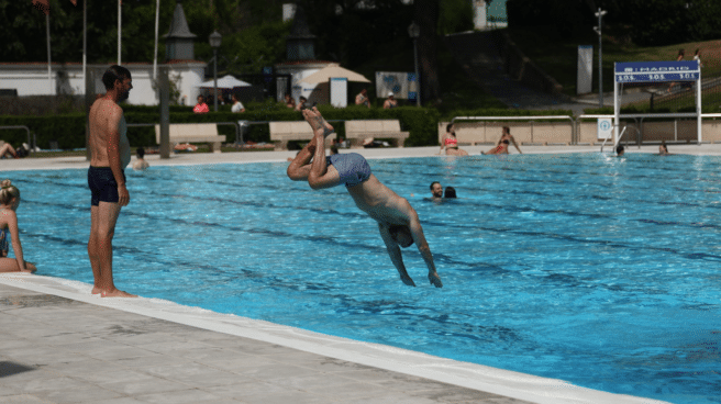 cuando abren las piscinas en madrid en verano 2023 Un hombre se tira de cabeza en una piscina pública municipal de Madrid