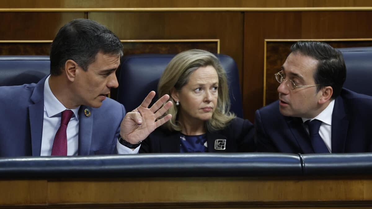 El presidente del Gobierno, Pedro Sánchez, conversa con la vicepresidenta primera y ministra de Economía Nadia Calviño (c)y el ministro de Exteriores José Manuel Albares (d) durante el pleno del Congreso de este miércoles.