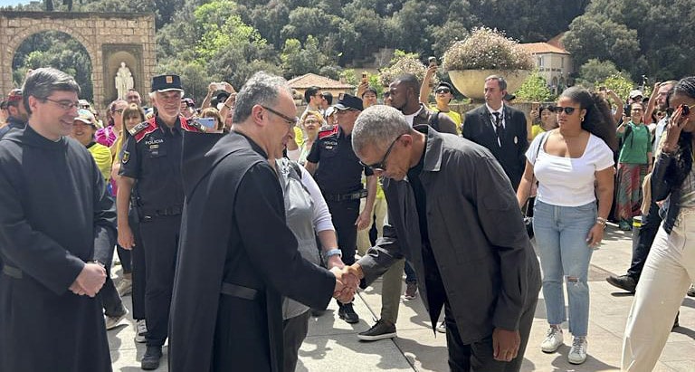 El expresidente de Estados Unidos Barack Obama (d) saluda al Padre Manel Gasch i Hurios (c), abad de Montserrat, este sábado en Barcelona.