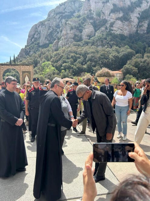 El expresidente de Estados Unidos Barack Obama (d) saluda al Padre Manel Gasch i Hurios (c), abad de Montserrat, este sábado en Barcelona. 