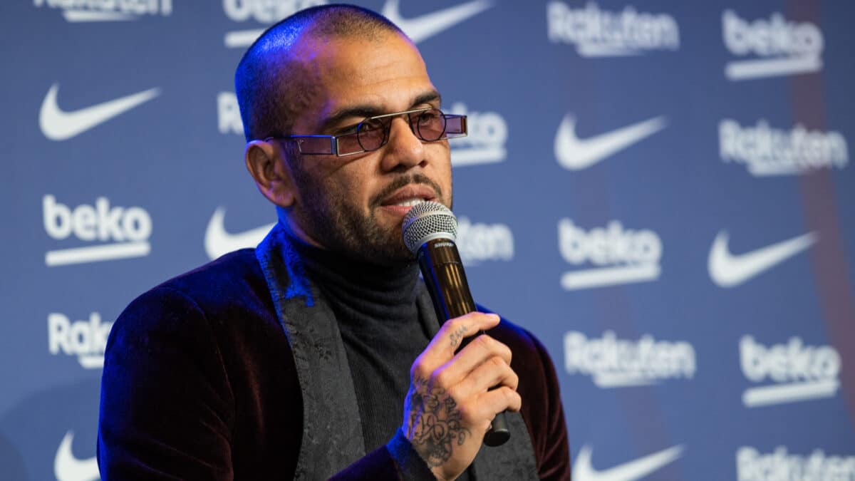 El futbolista Dani Alves en una rueda de prensa como nuevo jugador del FC Barcelona