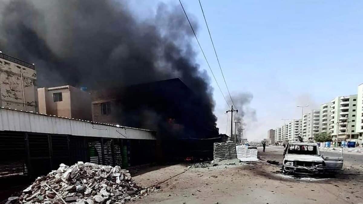 Destrozos en las calles de Jartum.