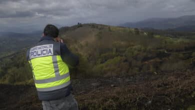 La lluvia y el viento ayudan a controlar el fuego de Asturias tras quemar 11.000 hectáreas