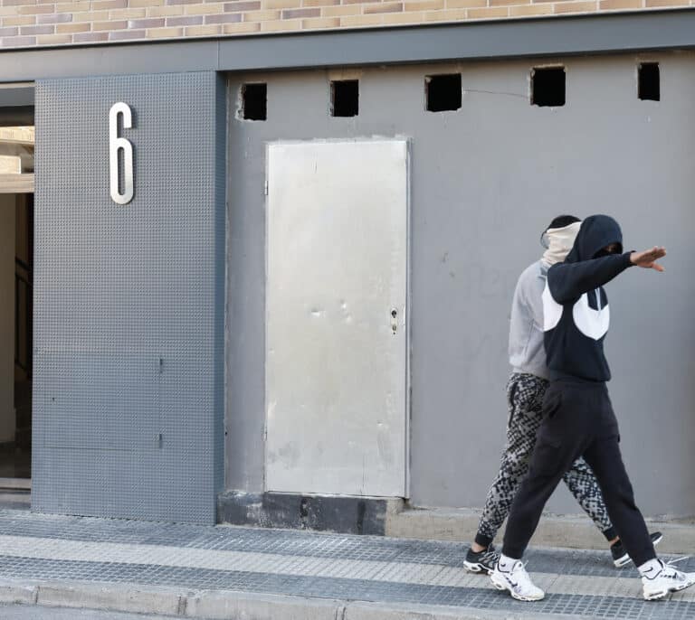 Apuñalan a un miembro de Desokupa en el desalojo de un edificio de lujo en Majadahonda
