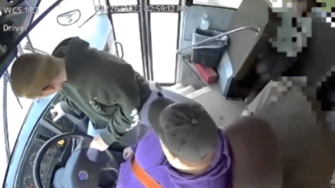 Dillon Reeves frenando el autobús escolar con el conductor indispuesto en el asiento
