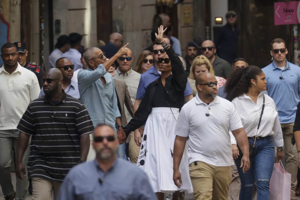 El expresidente norteamericano Barack Obama y su mujer Michelle salen del MOCO Museum de Barcelona