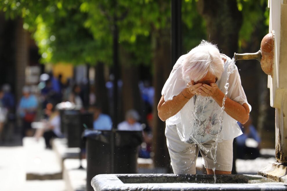 Una mujer se refresca en una fuente de Córdoba debido al calor sofocante.