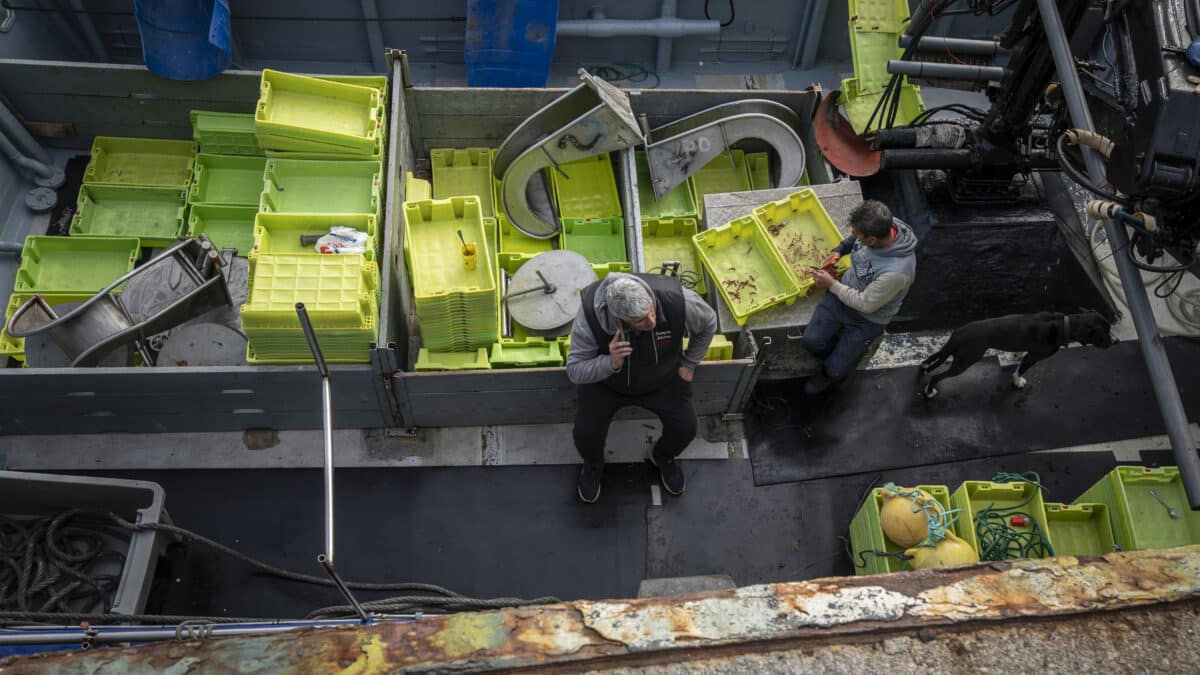 Siempre Nécora, el primer barco en llegar al rescate del pesquero en Santander.