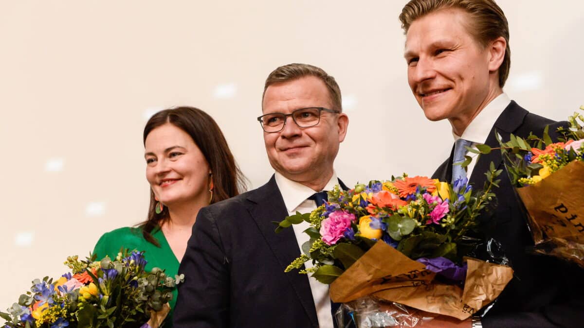Petteri Orpo -en el centro-celebra el triunfo en las elecciones en Helsinki.