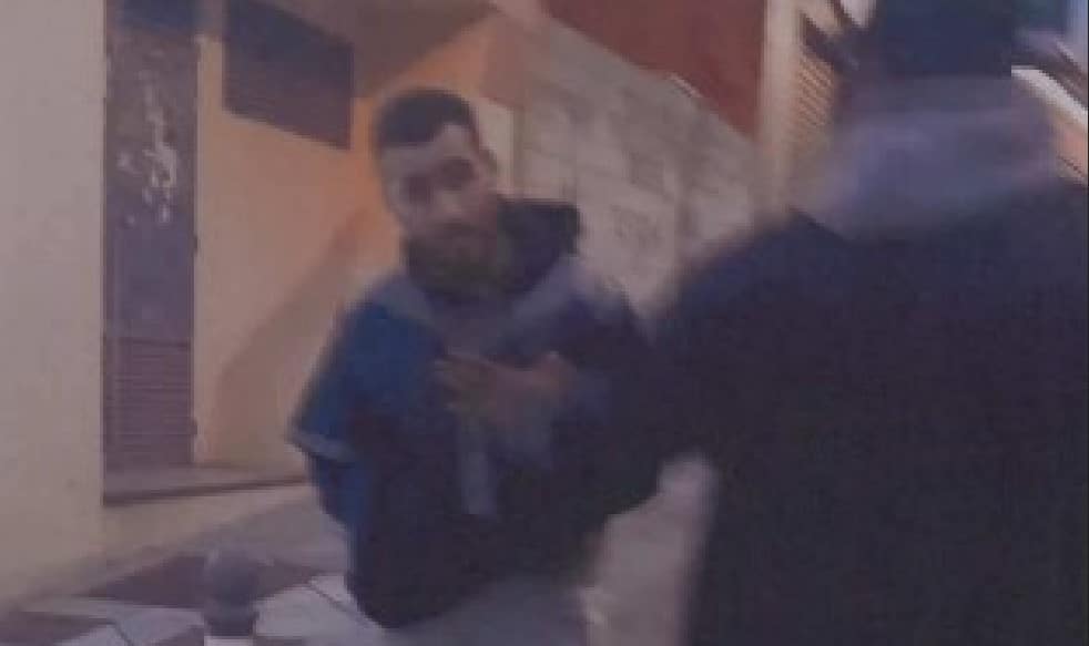 El presunto terrorista Yassine Kanjaa, tras atacar a un joven marroquí.
