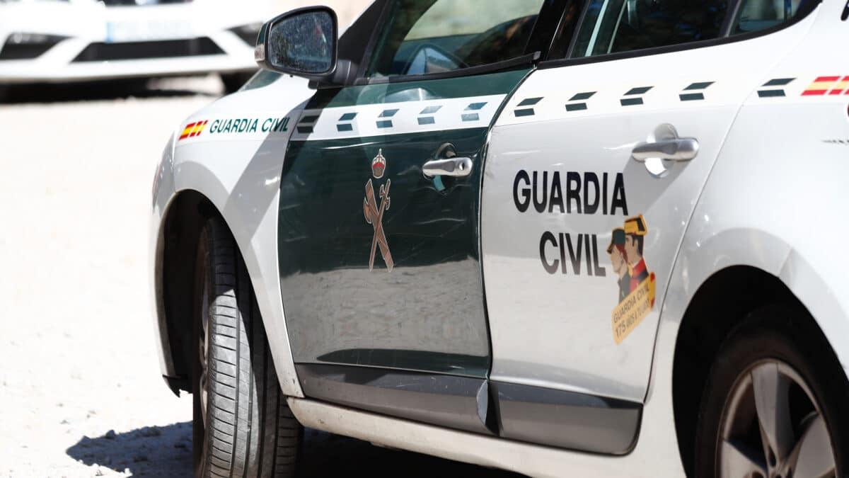 Un coche de la Guardia Civil aparcado en las inmediaciones del Hotel Cirilo de Cercedilla