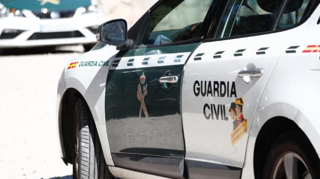 Un coche de la Guardia Civil aparcado en las inmediaciones del Hotel Cirilo de Cercedilla