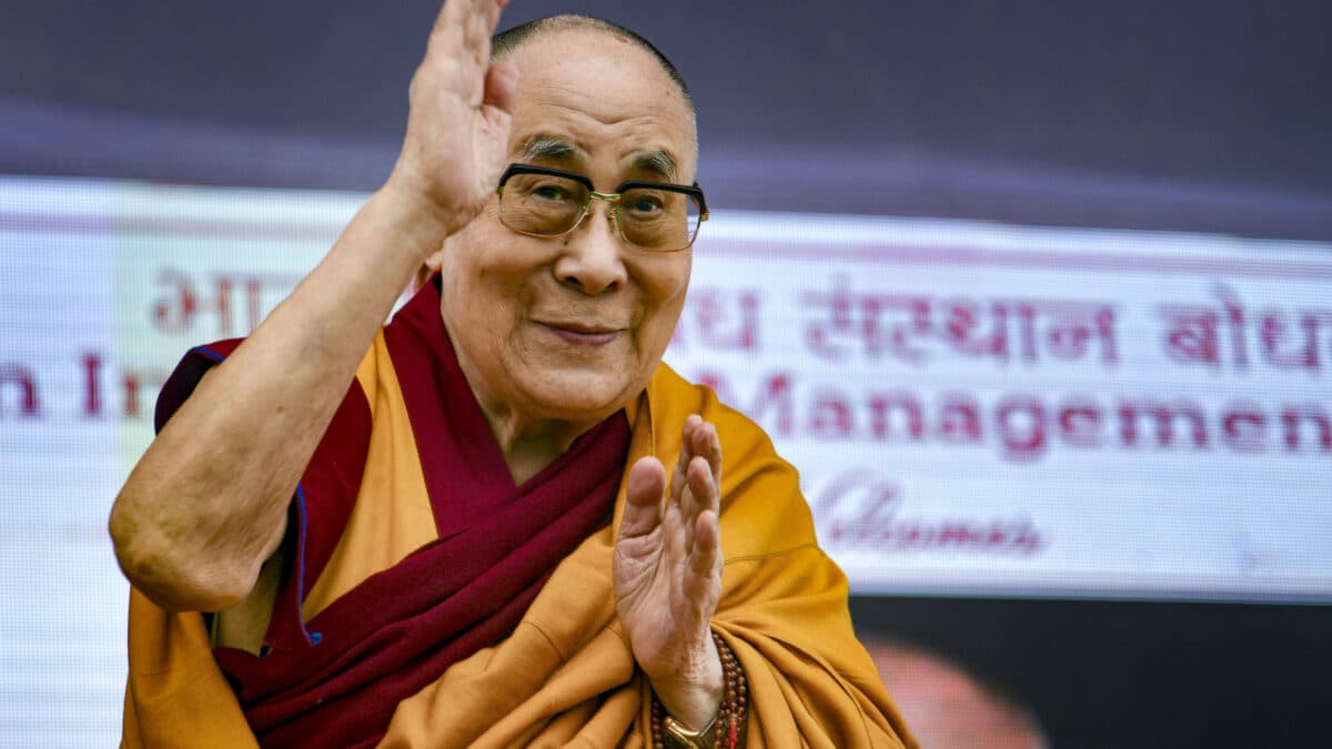 : El líder espiritual tibetano, el Dalai Lama Tenzin Gyatso, saluda a los estudiantes del Instituto Indio de Gestión (IIM)