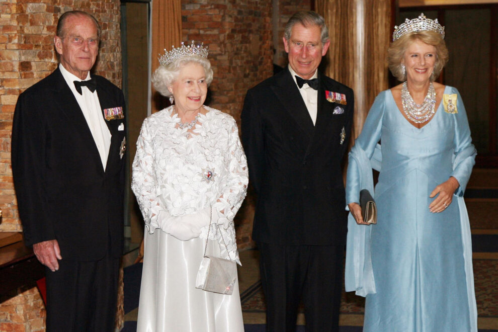 Una foto de archivo, de 2007, con los actuales rey Carlos III y consorte Camilla y sus predecesores: la reina Isabel II y el príncipe de Edimburgo