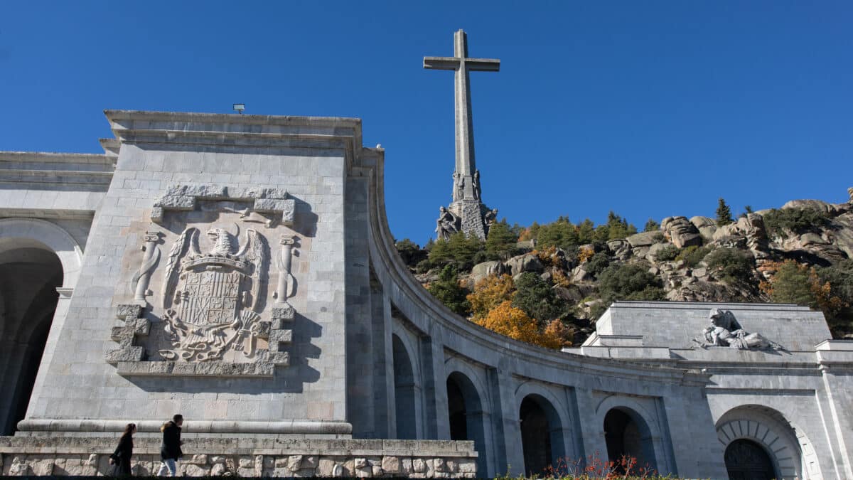 El escudo de los Reyes Católicos esculpido en el complejo monumental del Valle de los Caídos