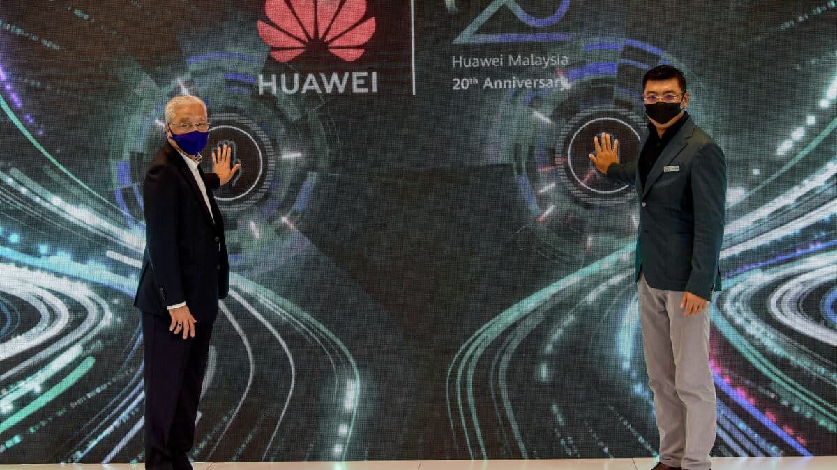El primer ministro de Malasia, Ismail Sabri Yaakob (izquierda), y el director ejecutivo de Huawei Malasia, Michael Yuan, inauguran el Centro de innovación de soluciones para clientes de Huawei (CSIC)