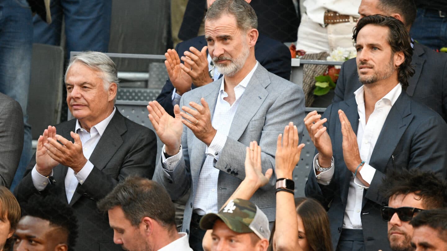 I_D) Ignacio Garralda, presidente Ejecutivo de Grupo Mutua Madrileña, el Rey Felipe y Feliciano López, director del torneo, durante el MutuaMadrid Open 2022
