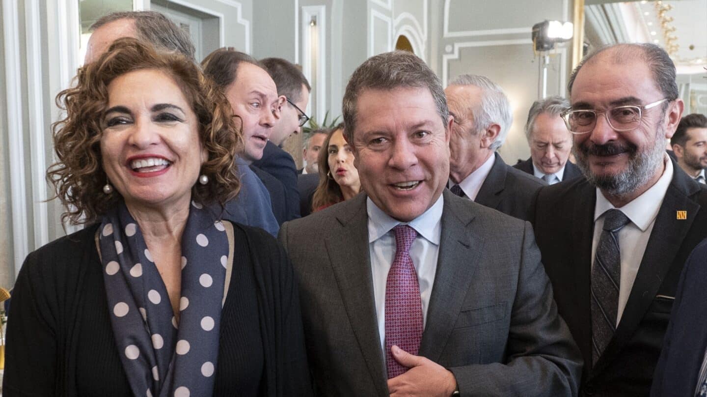 La ministra de Hacienda, María Jesús Montero, el presidente de Castilla La Mancha, Emiliano García-Page, y el presidente de Aragón, Javier Lambán.