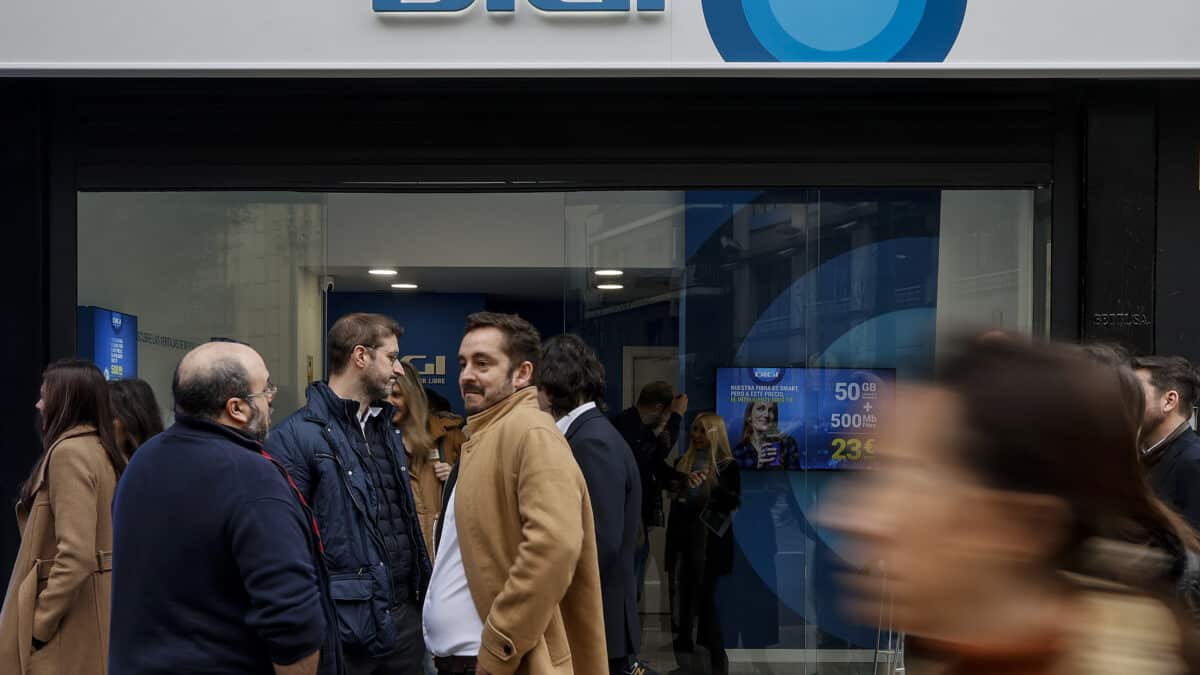 Varias personas durante la inauguración de la primera tienda a nivel nacional de DIGI