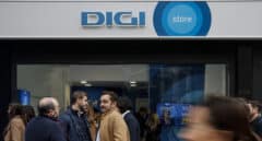 Digi da un golpe en la mesa de las 'telecos': baja precios y se lleva los remedies de Orange y MásMóvil