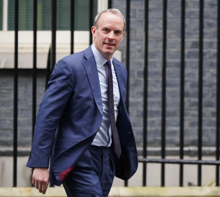 Dimite el vice primer ministro británico tras ser investigado por acoso laboral