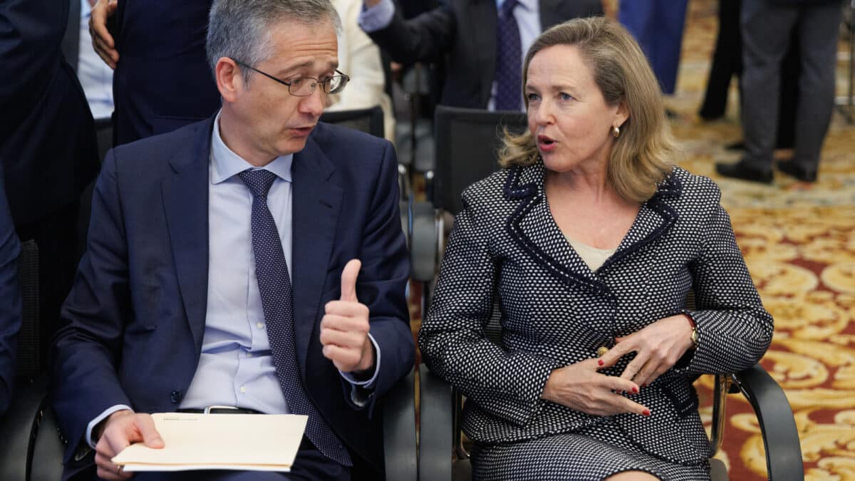 Hernández de Cos y Calviño charlan en una entrega de premios.