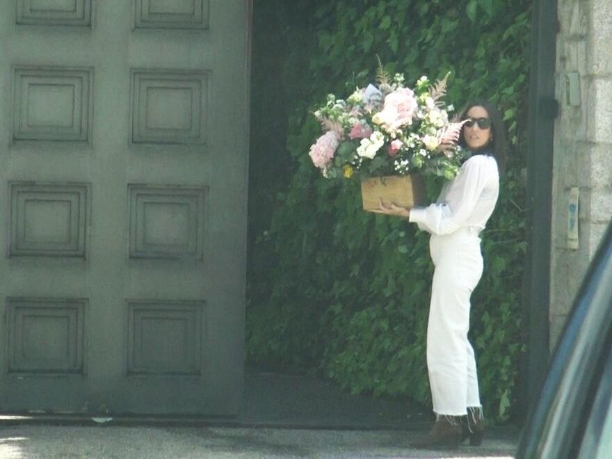 Las flores llegaron a casa de Isabel Preysler unas horas antes de la fiesta de compromiso 