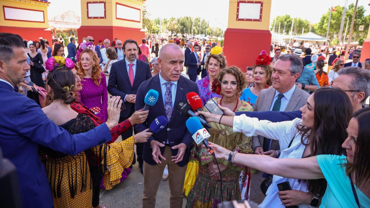 Antonio Muñoz, alcalde de Sevilla, atiende a los medios en el Real de la Feria.
