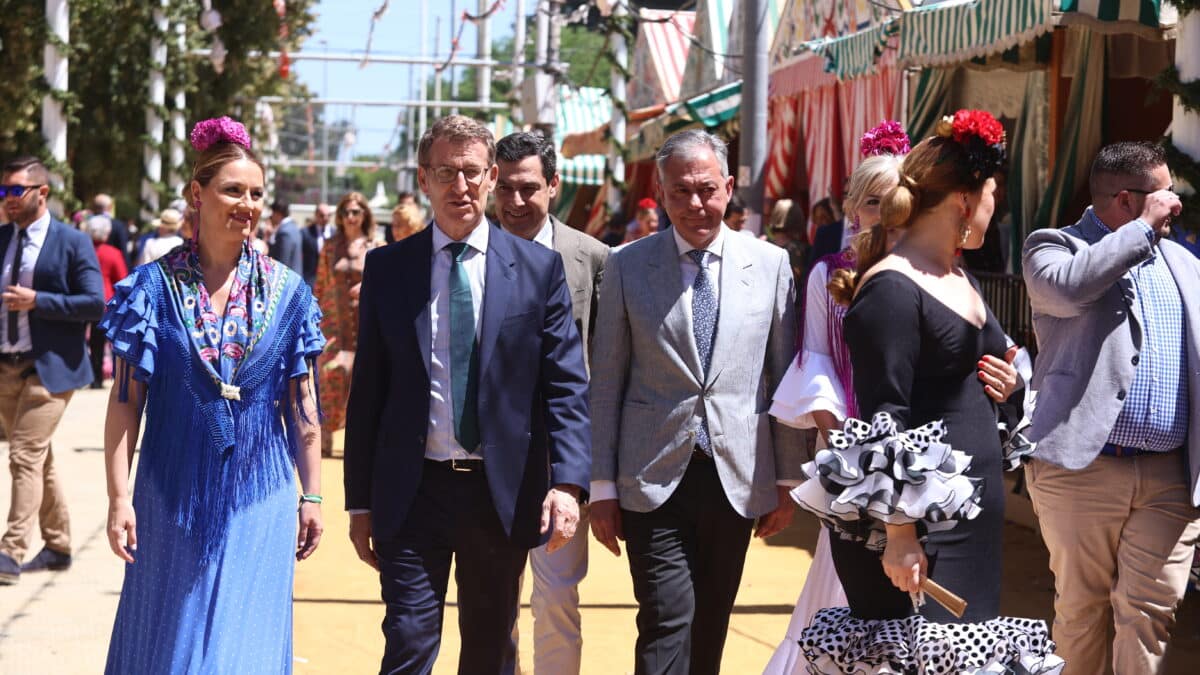 Feijóo y Moreno pasean por el Real de la feria de Sevilla.