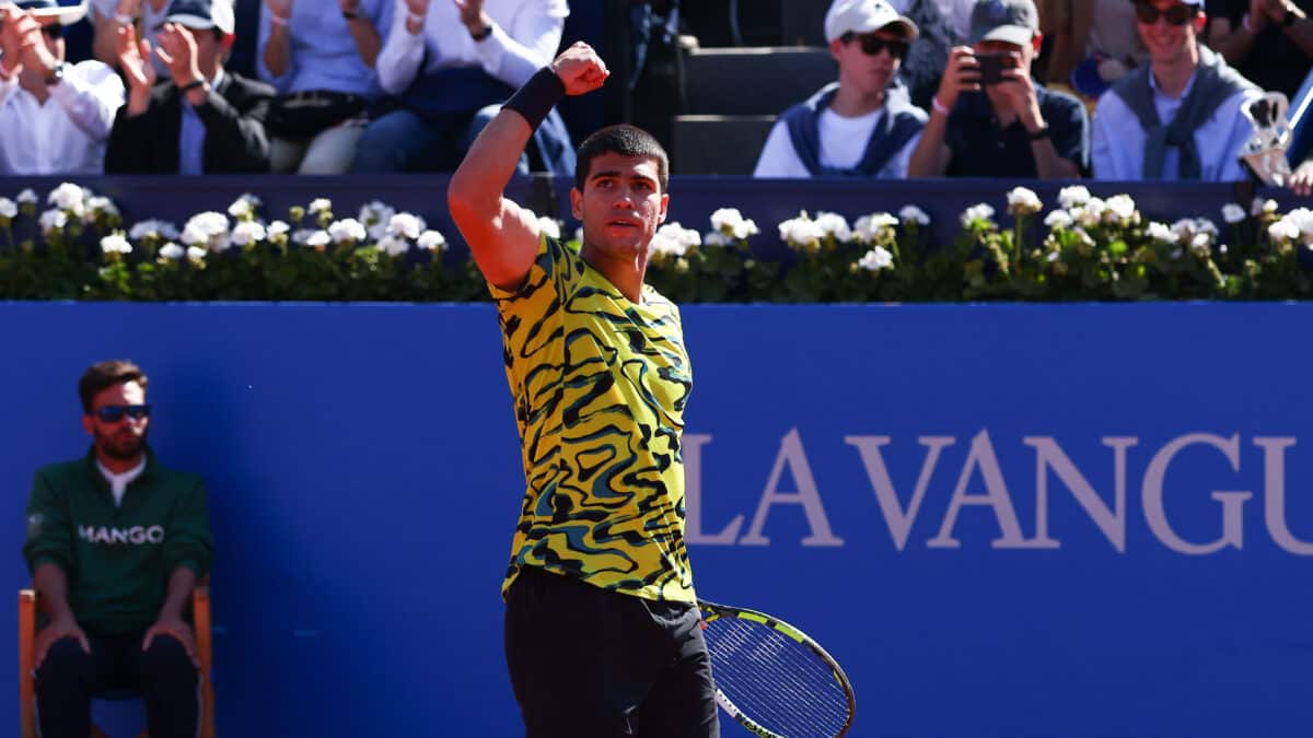 Alcaraz vuelve a coronarse en el Torneo de Godó tras vencer a Tsitsipas