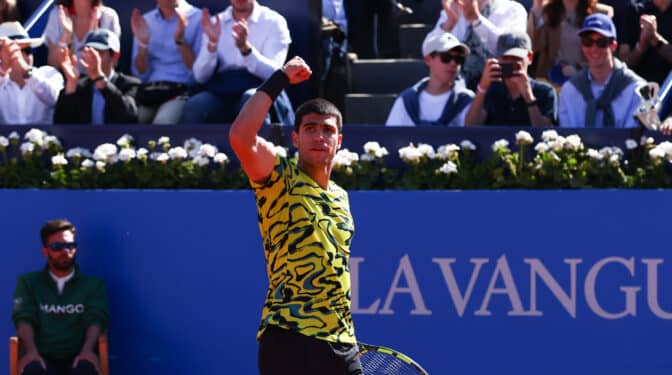 Alcaraz vuelve a coronarse en el Torneo de Godó tras vencer a Tsitsipas