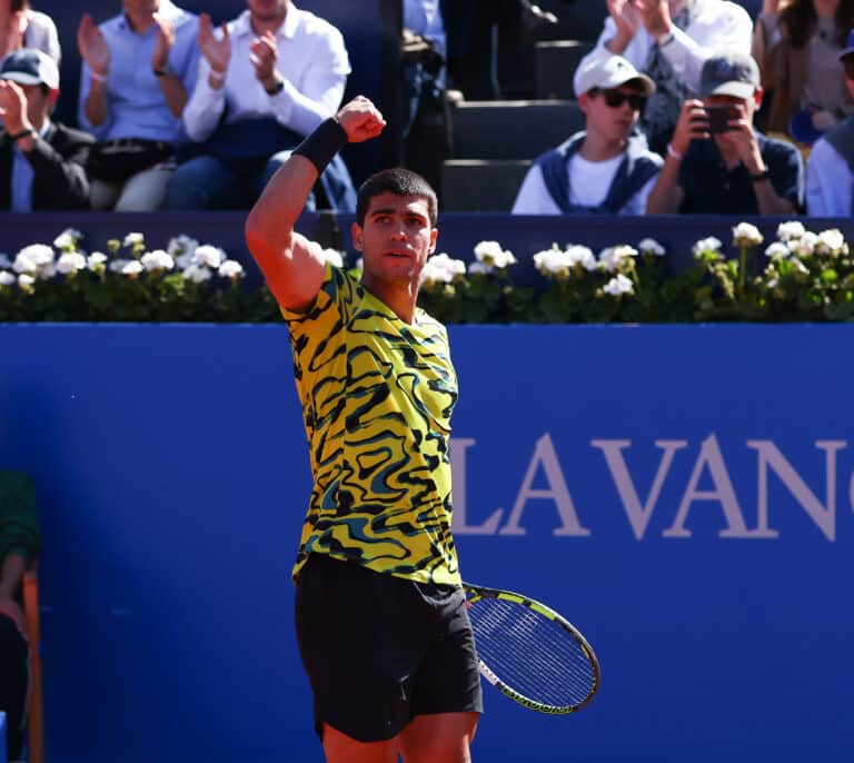 Alcaraz vuelve a coronarse en el Torneo de Godó tras vencer a Tsitsipas