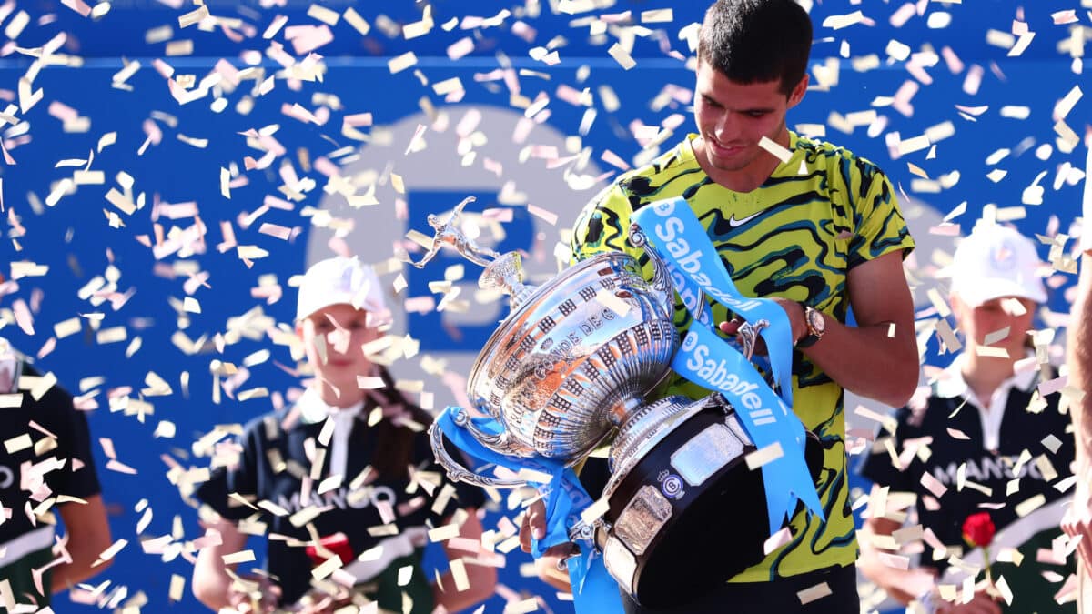 Carlos Alcaraz de España celebra con el trofeo de campeón después de ganar contra Stefanos Tsitsipas de Grecia durante el partido final del Barcelona Open Banc Sabadell 2023